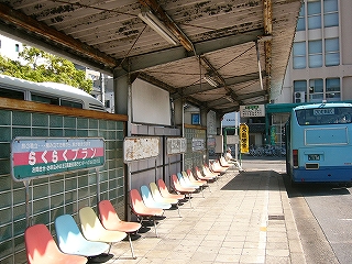 ずらりと並ぶ色あせた一人掛けの椅子。