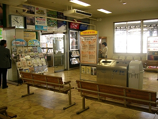 待合室内でもポスターやパンフレット棚が目立っていた。