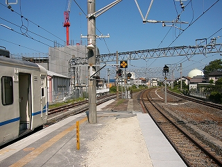 島式ホームの端にて。3線は少し遠くでカーブし、青空の下を伸び続けている。