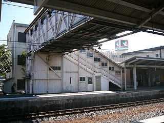 跨線橋のたもと。