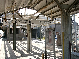 山型の上屋が工事によって切り取られ、ホームの中ほどには日光が降り注いでいる。