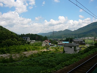 もくもくの雲と原っぱと山と家々