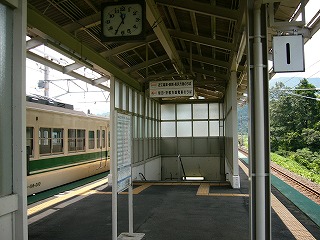 透明パネルに囲まれた階段下り口