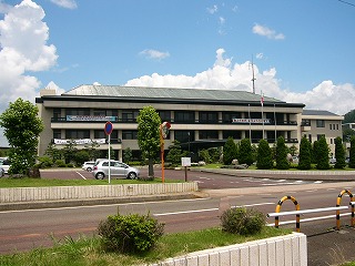 青空に役場らしい四角い建物