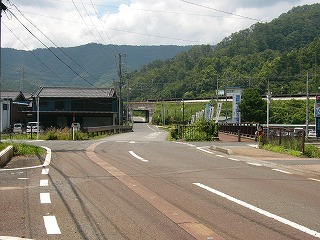 橋の向こうにJRガード下、ずっと向こうは山々。