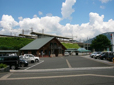 ログハウス風の駅舎を斜め遠くから