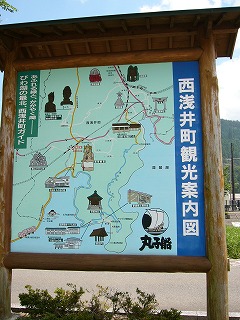 高さ3mほどの、濃いベージュの木の枠に嵌められた観光案内版