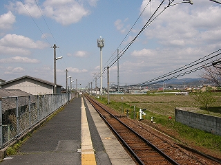 伸びゆく棒線ホーム、広い畑、人家。