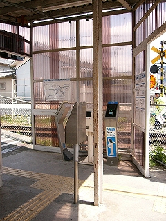 透明な波板の壁を背に立ち並ぶ改札機器。