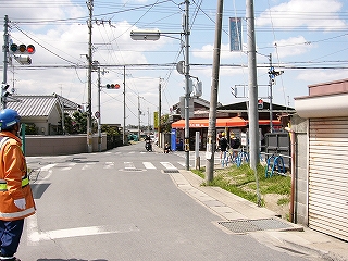 片隅に小さな商店のあるこじんまりした信号のある交差点。