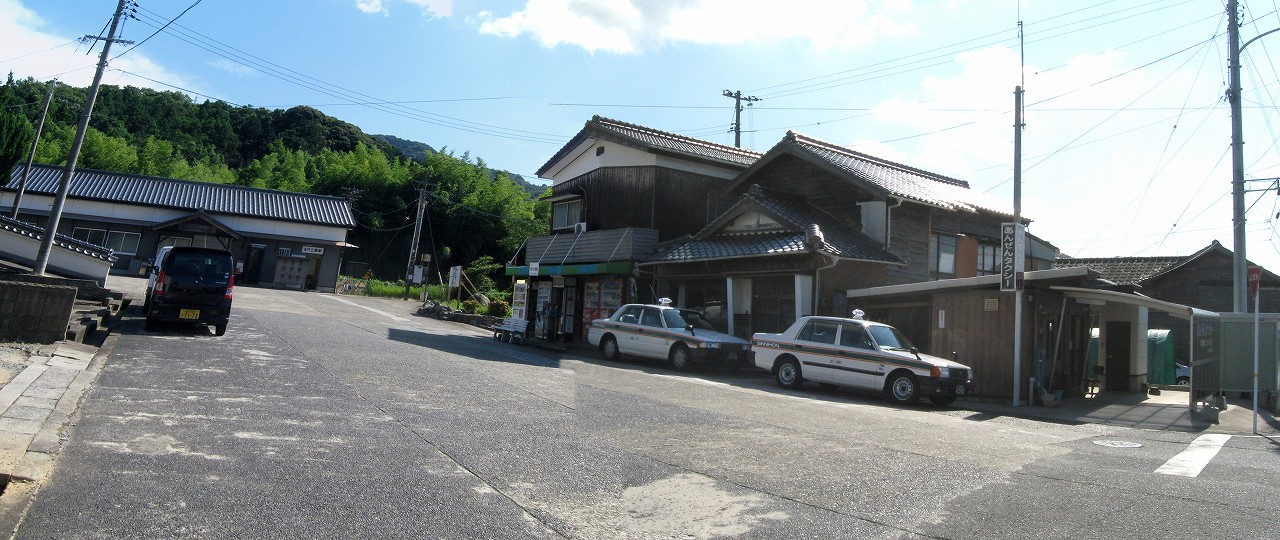 長門三隅駅前パノラマ写真。タクシー事務所など。