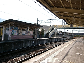 1番線上屋下にて。2番線待合所と跨線橋を見る。