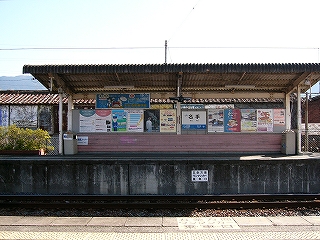 改札口からホームに出ると2番線の待合所が目の前に来る。