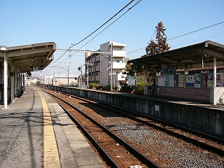 左右に両ホームの上屋を見て。2番線の上屋は待合所の屋根そのもの。