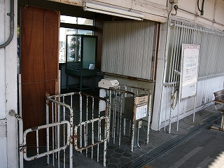 白のペンキの剥げて錆びた鉄パイプでできた改札口。3レーンあったようだ。