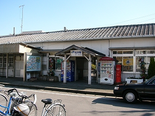 小さな切妻屋根をしつらえた駅舎出入口。