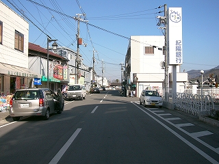 通りにはやはり店が多い。