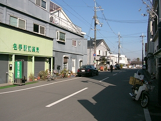 薄緑色の壁の薬局、一般的な住宅。