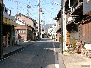 古くからの住宅の並ぶ細い道。