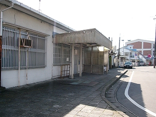 駅務室出入口に造られた被せるような屋根。