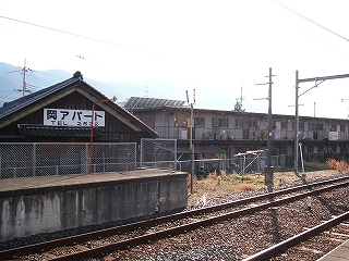 二階建ての古そうなアパート。