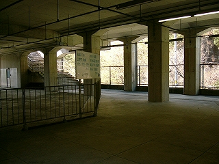 コンクリートの柱の並ぶ高架下。