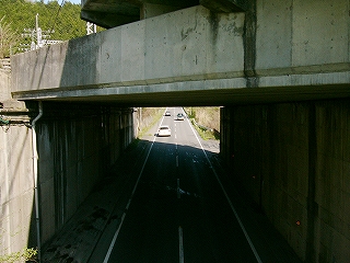 高架橋の下は暗い。