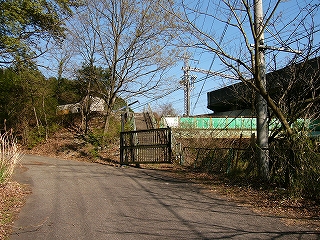 山裾の広い道。