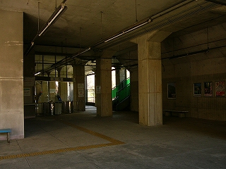 暗いコンコース。