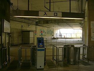 上に大きめに入口と表示してある高架下の改札口。