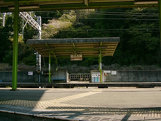 向かいのホームの上屋付近の風景。