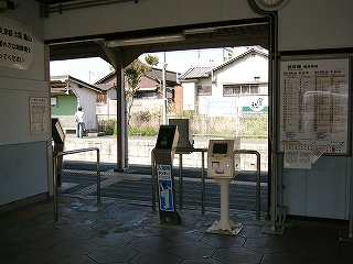 イコカタッチとJスルーカード改札のある無人の改札口。