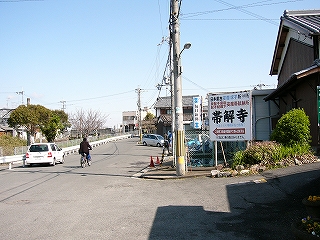 駅前の広い道。多少不規則な形をしているためか中央線はかかれていない。