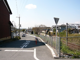 下り坂、その向こうに駅舎。
