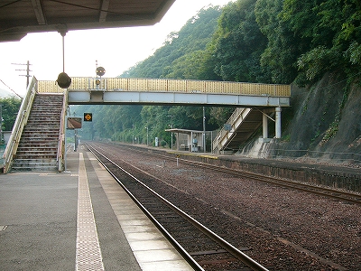 左に跨線橋の階段、そして停車場、右奥に上り線ホームの開放式待合室。