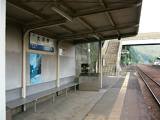 上に反った屋根のある簡単な待合室。