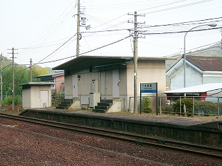 短い階段先の扉のある、薄い三角屋根の建物。階段とドアの組は二つあり、それぞれ少し離れている。