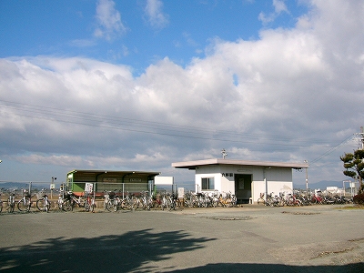 少しはなれて駅舎を。左手遠くに上り線の待合所、その右にずれて駅舎。手前は少し広めのアスファルトの敷地。