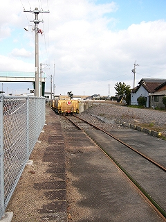 途中までレールの周りがすっかりアスファルトで舗装された側線。