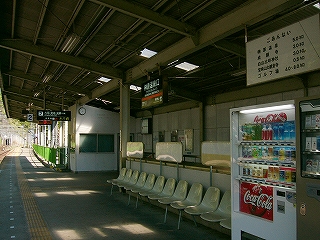 一人掛けの椅子が並ぶホーム。上屋が大きな影を作っている。