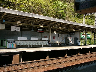 向かいのホームの様子。上屋が深く少し暗い。