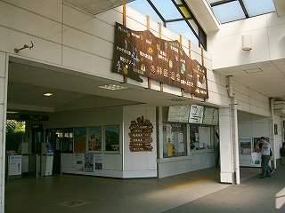 高い明り取り窓の下にて。