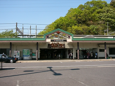 駅舎正面。そこだけ屋根が上に低く突き出している。。