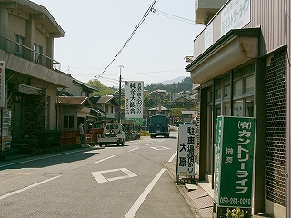 いろいろと案内板の出る路肩に余裕のない二車線の道。