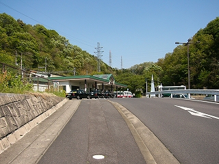 坂道の上を上った所に駅舎