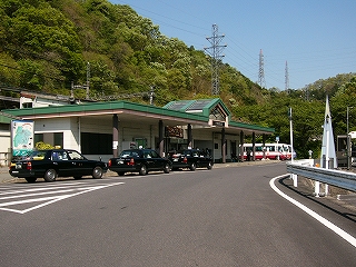 駅舎を斜めに見て。黒いタクシーが三台並ぶ。