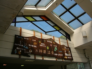 立体的に屋根に突き出た明り取り窓。青空が見える。