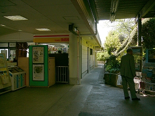 緑の堰堤の麓に伸びる細道。