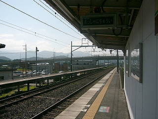 ホームの屋根の下から、細い鉄骨で下から支えられている隣のホームを望む。