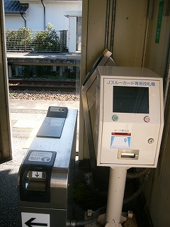 左奥にホームへの出口、右に改札機など。